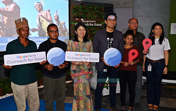杨美盈（左3）赞扬谷歌地球拓展计划在协助原住民社群方面做出的贡献，左起为帕慕、杰夫扬曼、胡汉辉、莉莉、科林和郑圆萍。