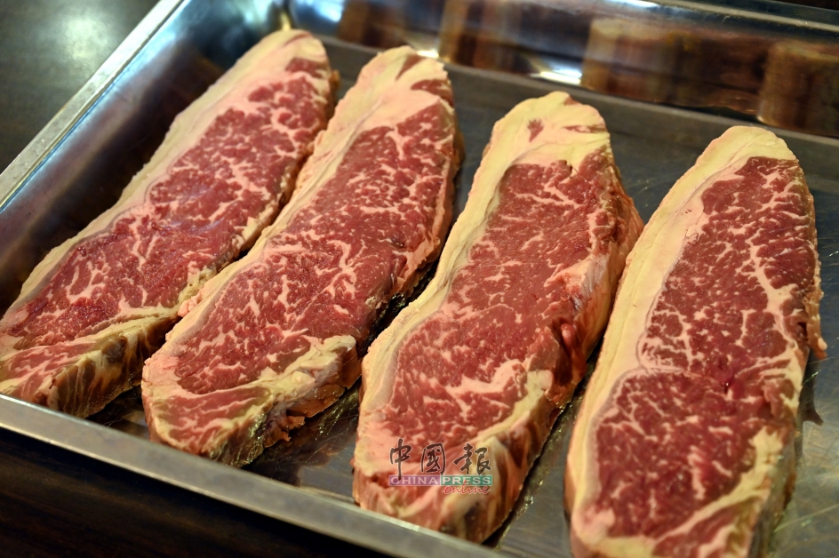 澳洲草饲牛Striploin Steak，每片重量为250～300克，此部位运动量多，肉质较紧实，油脂含量介于肋眼与菲力之间。拥有丰富的牛肉风味，肉感十足，还能嚼到薄薄一层，带点韧性的油脂。