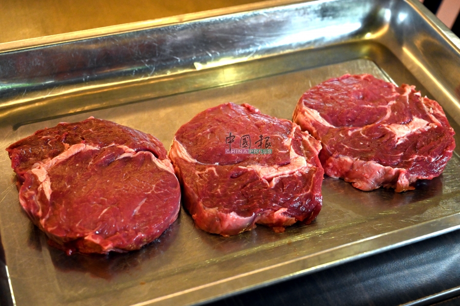 来自纽西兰草饲牛的Ribeye（肋眼牛排），切片厚度不超过一寸（四分之三寸），重量不超过350克。肋眼牛排通常中间会有一块明显的油脂，肉质入口松化，深受西餐厅喜爱。