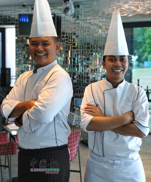 （右）吉隆坡瑞吉酒店宴会主厨Chef Norazizi Bin Taslim，曾于多家五星级酒店担任西餐和马来餐主厨，这次他和马来宴会主厨Chef Mohd Ridzwan bin Mohamed Rasit携手合作，打造跨越大马14州的创新马来传统佳肴。 