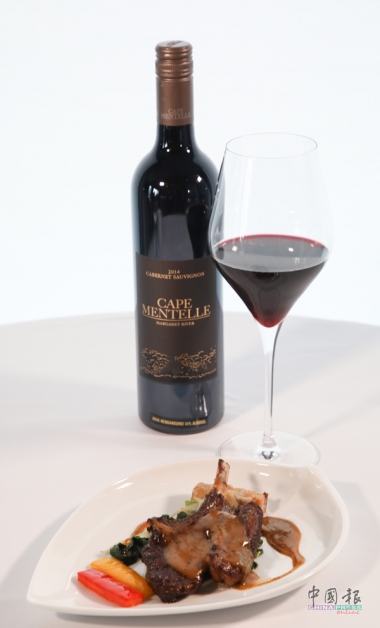 Cape Mentelle Cabernet Sauvignon 2014是品牌的招牌葡萄酒，每年都会悉心打造的年份酒均需遵循两大酿制原则：卓越品质与优雅风格。人口有着浓郁的矿物质、石灰及花岗石风味，与羊肉可说是绝配。