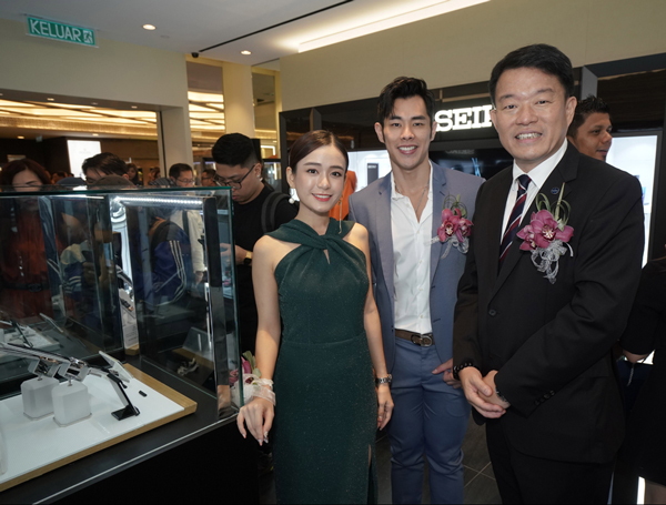 通城钟表集团董事经理许健伟（右）与艺人梁祖仪（左）和网红Jordan Yeoh合照。
