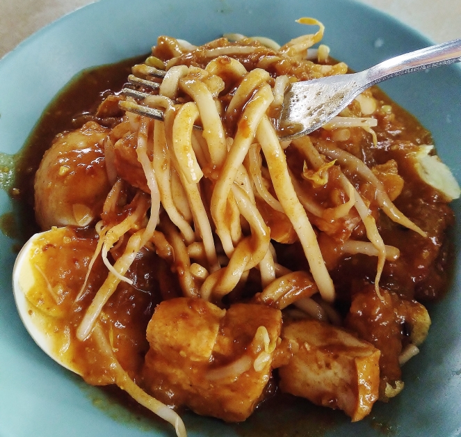 由华人出售的中式口味“罗惹面”（Mee Rojak），也是仁嘉隆著名小吃之一。用料十足，酱汁香甜顺口，面条也滑嫩无碱水味。