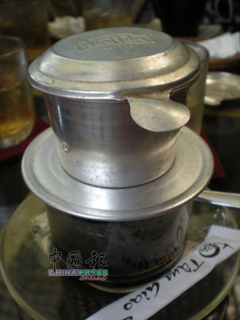越南人习惯使用滴漏壶，滤出小小一杯的咖啡液。