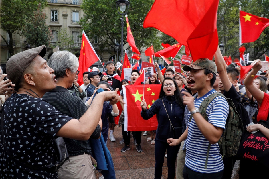 旅居巴黎的香港人周日开始集会，来自中国的侨民带着五星旗到场表达“香港属于中国”等意见，双方在一个小小的广场上各据一方。