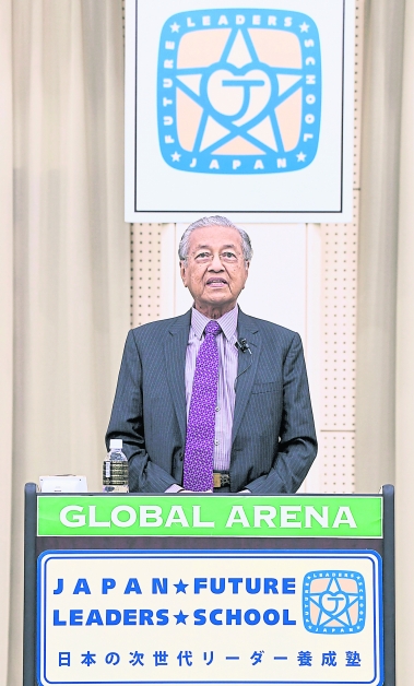马哈迪发表“科学与科技将为世界和平贡献”的主题演说，提出拒绝暴力，制止战争的忠告。
