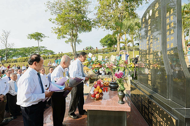 逾五百名华团代表、学校及社会人士出席沈慕羽逝世十周年公祭活动，向沈老献花致敬。