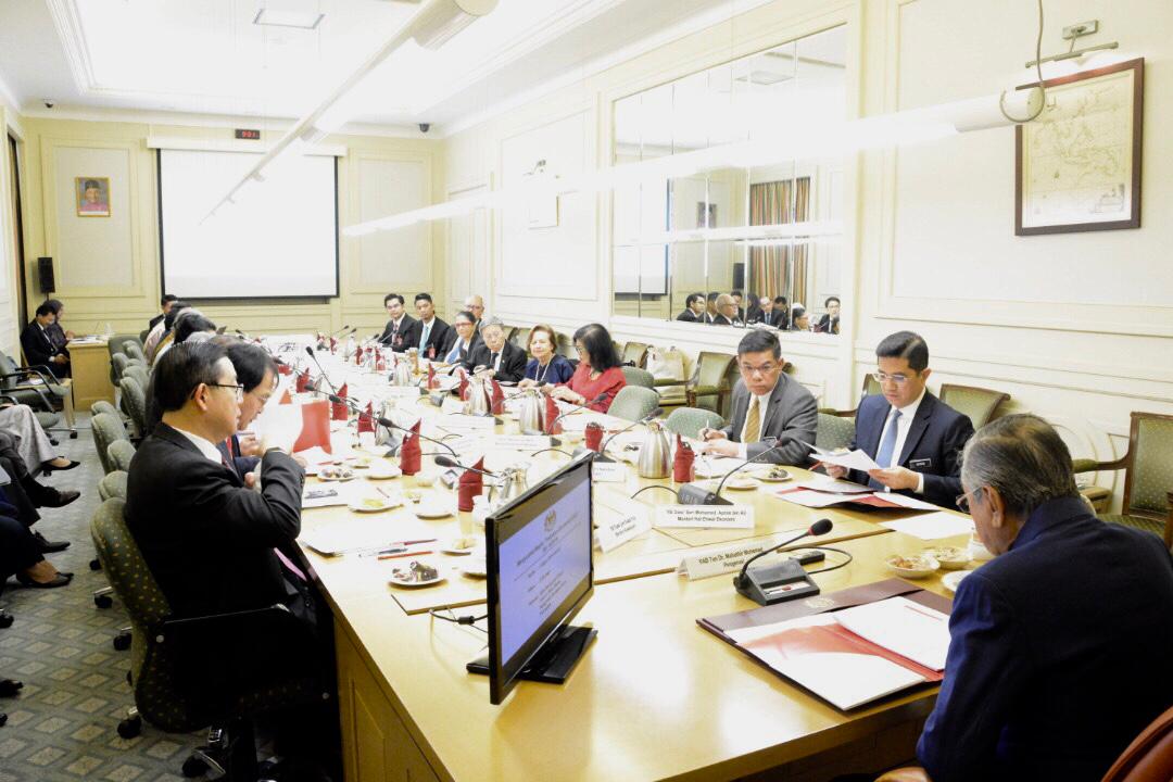 经济行动理事会成员及部长出席会议。左为林冠英，阿兹敏（右起）及赛夫丁纳苏迪安。