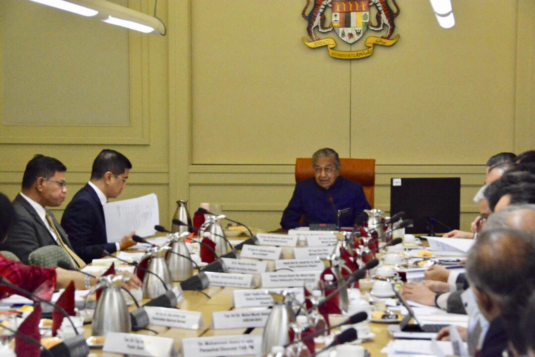 马哈迪（中）主持经济行动理事会会议。左起为赛夫丁纳苏迪安和阿兹敏。