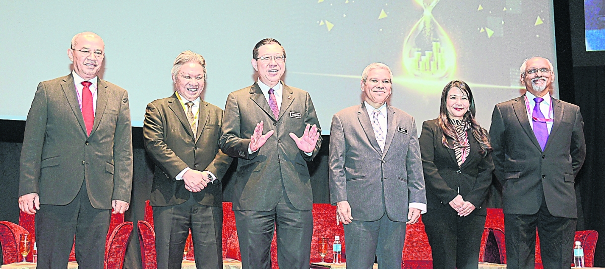 林冠英（左3）为2019年全国税务大会开幕，左2起为沙宾、阿末峇德里和法拉罗丝丽。