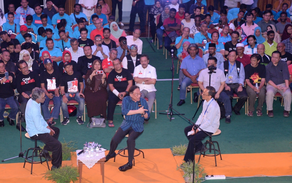 安华在对话会上与吉隆坡居民交流及发表演说，吸引逾500名支持者到场聆听。