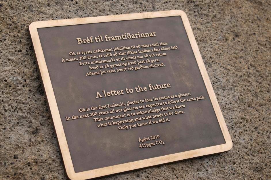 纪念碑题为“给未来的一封信”，并刻了415 ppm CO2字样。