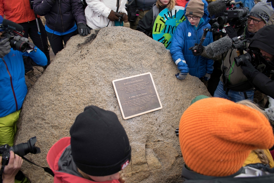 冰岛官员及科学家前往冰川原址，为冰川举行告别兼纪念碑揭幕仪式。
