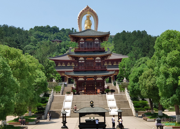 东林寺，慧远禅师（济公的师父）所创建，属净土宗，或莲宗，东传入日本，尊为祖庭。