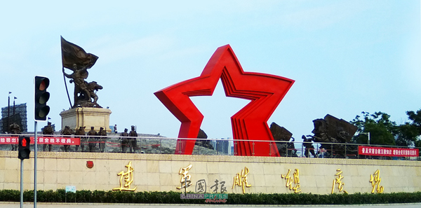 南昌建军雕塑广场，主雕“军旗升起”和其他雕塑，都是反映人民军队光辉发展历程。