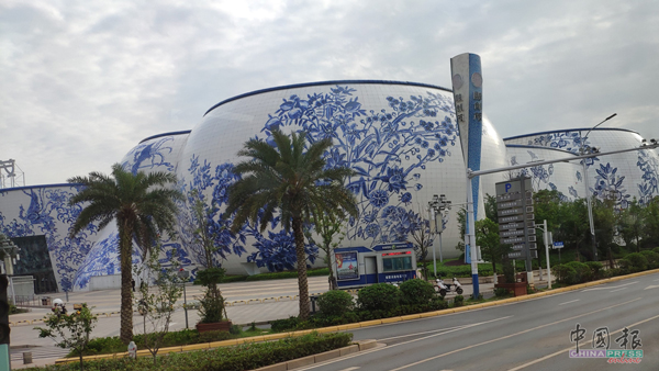 南昌万达茂（融创茂）广场，世界最大青花瓷商业综合体。