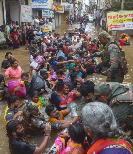 马哈拉施特拉州桑利县的军人协助民众撤离。