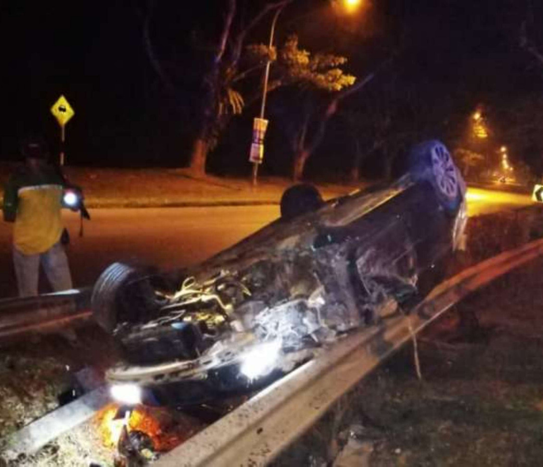 宝马房车撞上分界防撞栏翻覆导致华裔司机身亡。