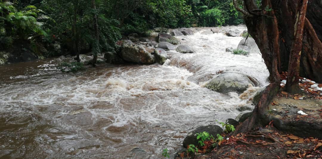 一场大雨，乌鲁柯纳斯休闲森林原本宁静的流水，变成湍急的洪水。