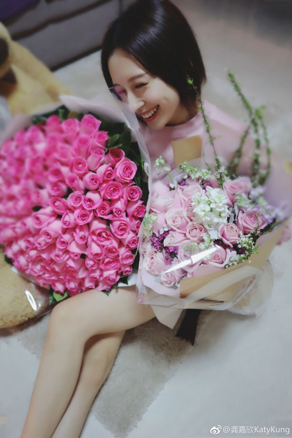 今年情人节龚嘉欣收到两大束玫瑰花，开心po照放闪。