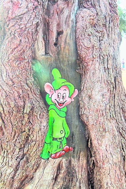 小矮人藏在树干中，大家一同来找找。