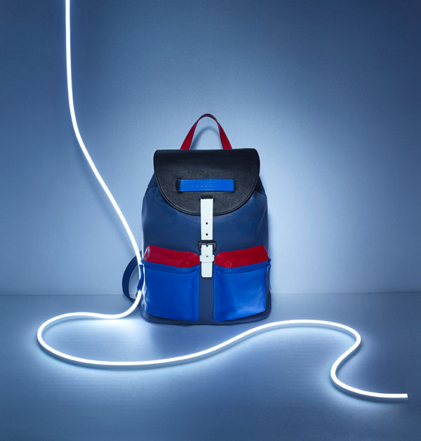 本系列双肩背包，精简的设计，反光的蓝色包身与红色，激烈的撞色给人视觉上冲击，衬托出科技感十足的匠心工艺，是运动、旅游的必备包包。