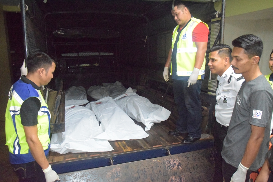 6具尸体置放在警察卡车上，准备运往甲中央医院太平间解剖。