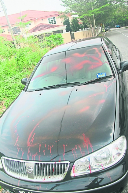 泊在篱笆外附近的轿车也被泼漆。