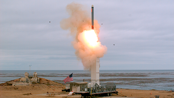 美国周日在加州洛杉矶外海发射一枚中程导弹。