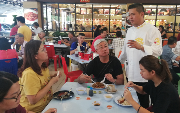 叶明坤联合伙伴共同经营咖啡馆，总行及2间分行，为消费者提供日常用餐好去处，亲自招待顾客赢得他们的长期光顾。