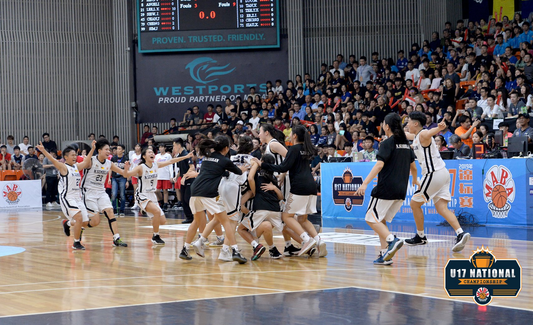 森美兰女篮历史性首次夺得全国U17篮球赛冠军，球员们激动庆祝胜利。