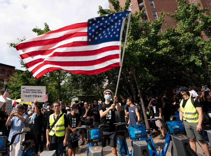 “挺港”支持者在纽约挥动美国国旗。