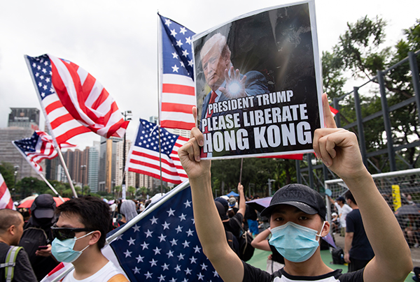 港岛东周日（11日）举行集会，群众下午开始在维园聚集，有示威者带同美国国旗参加集会，还有示威者举起美国总统特朗普的海报，要求特朗普“解放香港”。（欧新社）