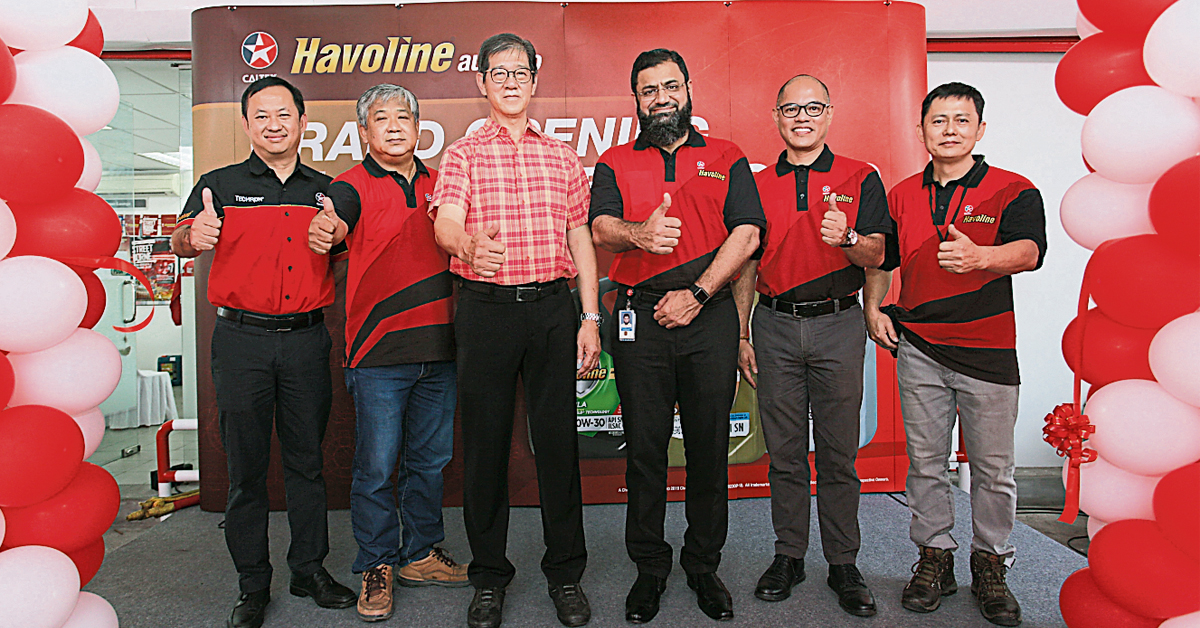 雷蒙德苏（左3起）、纳甲安三苏丁、斯特龙玛卡布罗斯及其他嘉宾一同为Caltex Havoline autoPro推介，为客户带来更优质的修车服务。