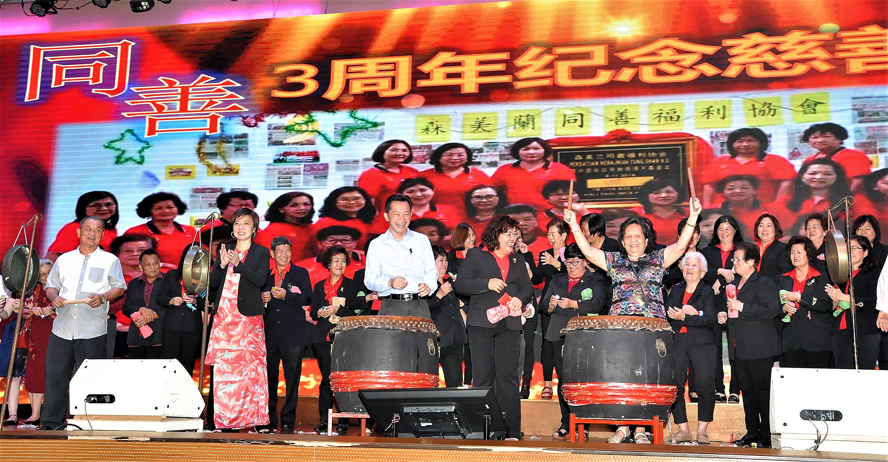 陈丽群（前排左2起）及谢琪清受邀上台鸣锣和击鼓。