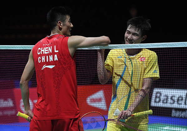 谌龙（左）以	22比20，21比14淘汰李卓耀，成为打入16强的唯一中国男单。 （新华社）