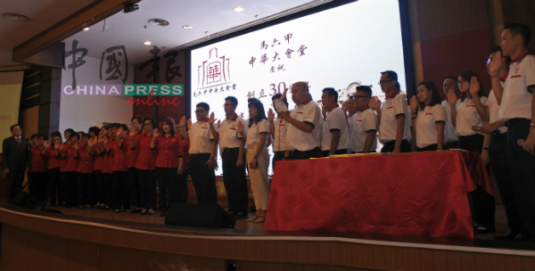 张民生（左）为青年团及妇女组新届理事监誓。