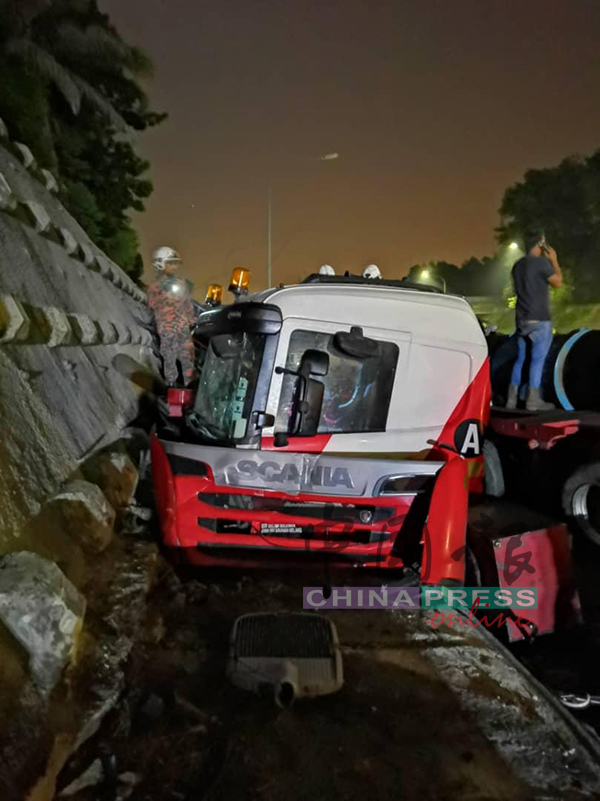拖格罗厘失控撞向大道路边石壁，导致司机当场毙命。
