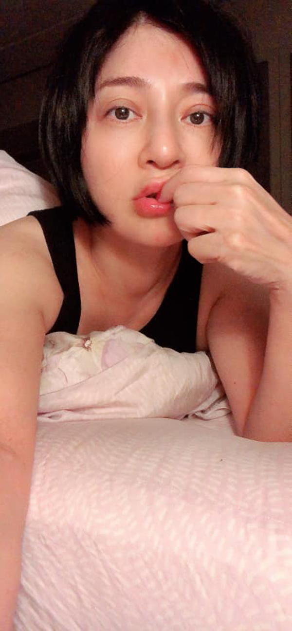 王彩桦被吓醒的自拍照动作多，其中一张还看似故作性感吮手指。