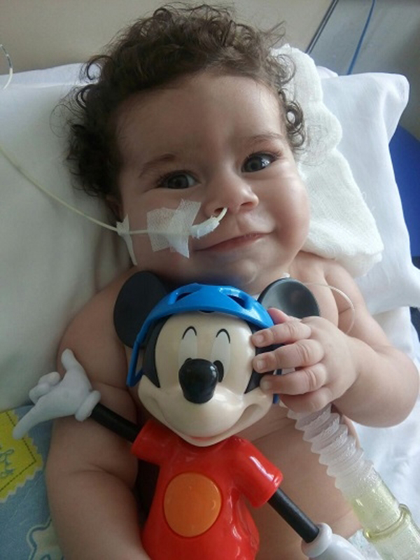 1岁7个月的乔米盖尔深受罕病脊髓性肌肉萎缩症所苦。