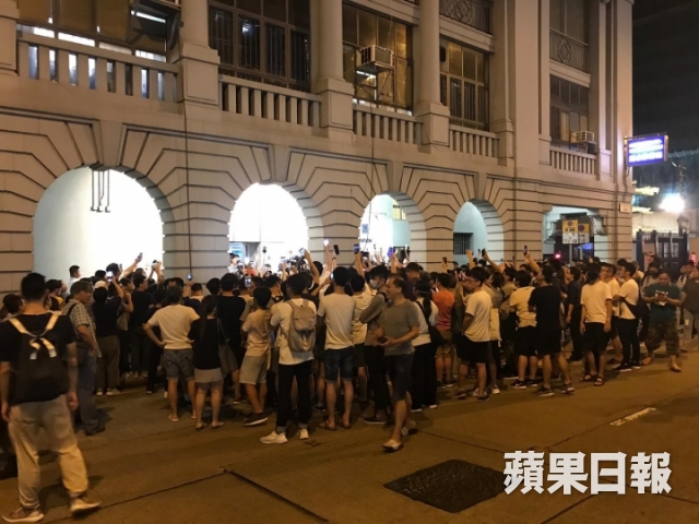 大批街坊包围深水埗警署，声援被捕的浸大学生会会长。