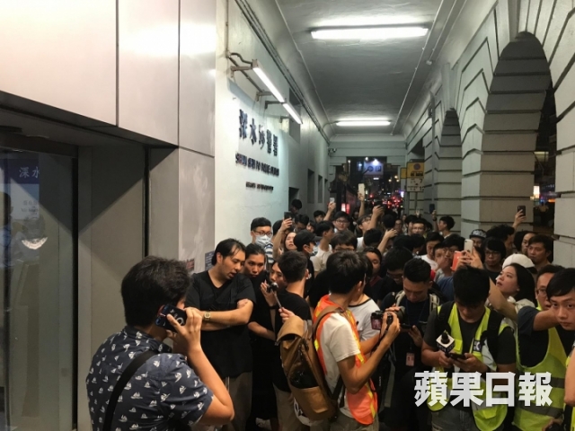 大批街坊包围深水埗警署，声援被捕的浸大学生会会长。