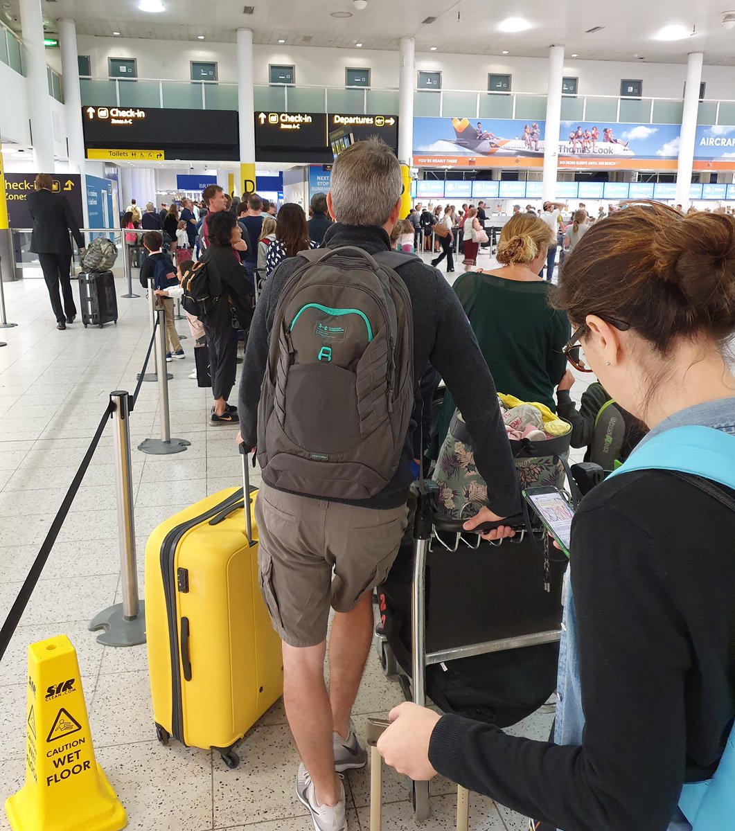 网民发布照片显示，盖特威克机场的办理登机手续柜台前，大排长龙。（推特）