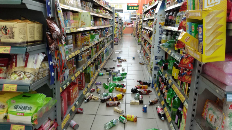 台湾宜兰外海周四早上发生6.4级地震，县内大型超商因剧烈摇晃，架上许多物品掉落。（中央社）