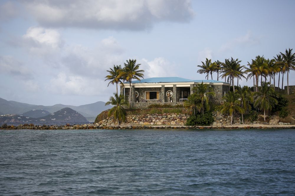 艾普斯坦在美属维尔京群岛拥有私人岛屿小圣詹姆斯岛。