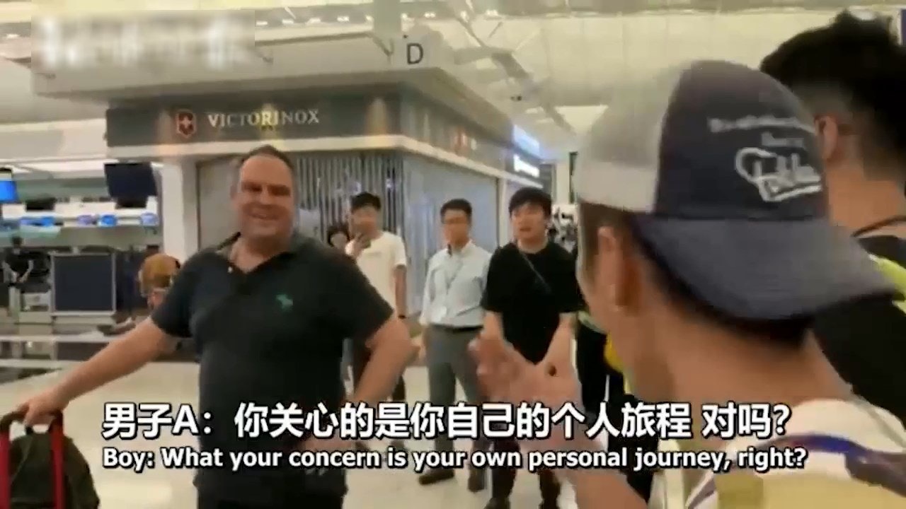示威者与一名澳洲旅客在机场发生争吵。