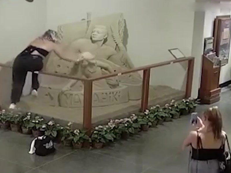 女子无故破坏酒店的沙雕。