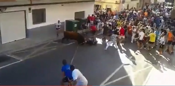 斗牛转向马路时，又朝一名已经倒地的男子攻击。（视频截图）