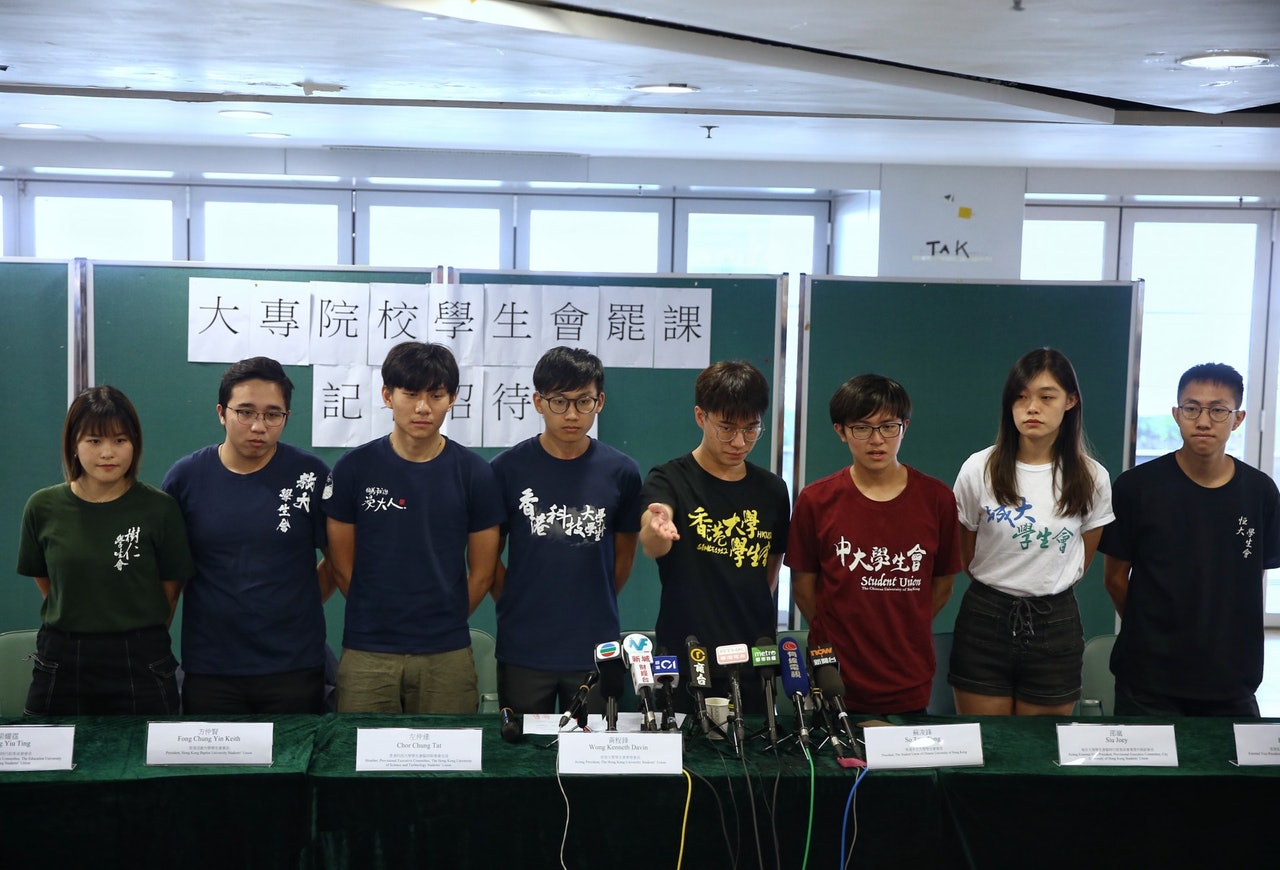 香港大专院校学生会周四召开记者会，宣布将于9月2日起发起学界大罢课。（香港01网）