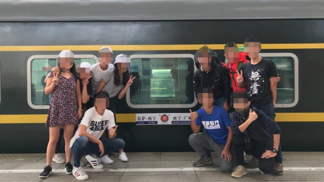香港10名大学生在前往西藏拉萨的旅程中合照。